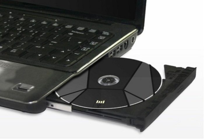 Вставляем диск в дисковод ноутбука, предварительно его открыв
